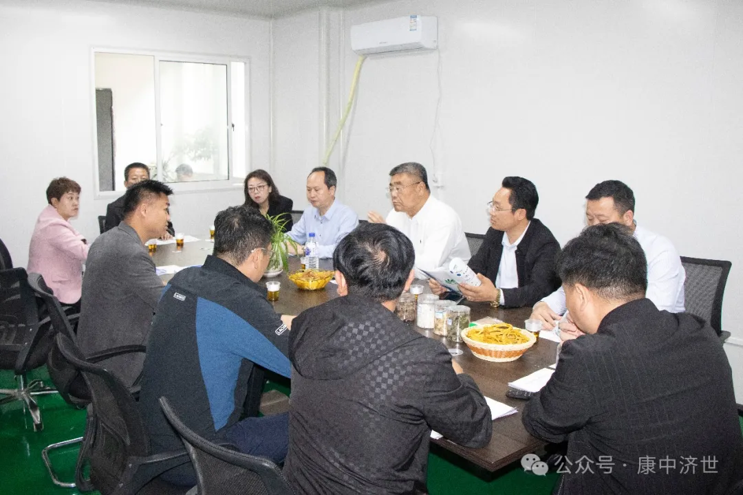 5月10日，修正藥業(yè)集團(tuán)副總裁趙振祥一行來(lái)到我縣進(jìn)行投資考察和商務(wù)洽談。